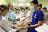 С днем педиатра пытьяхских врачей поздравили волонтеры-медики молодежной общественной организации «Активист»